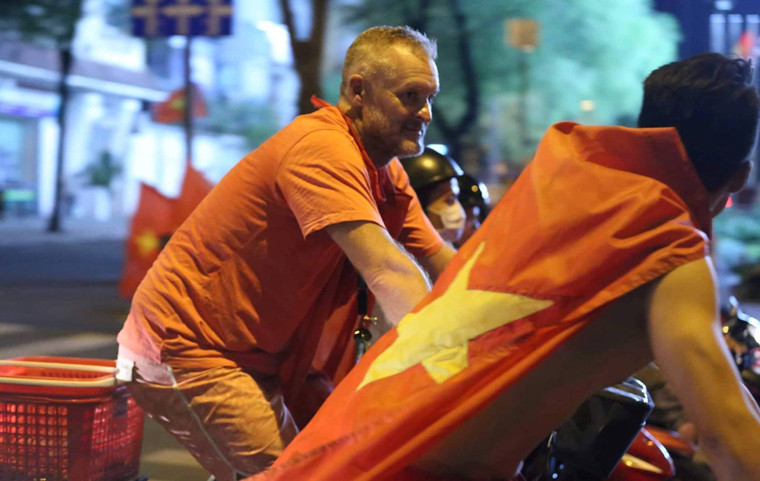 Người nước ngoài cũng xuống đường hòa cùng dòng người mừng chiến thắng của bóng đá Việt Nam.