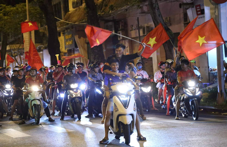 Tuy nhiên, có không ít thanh niên bày tỏ niềm vui chiến thắng bất chấp luật giao thông.