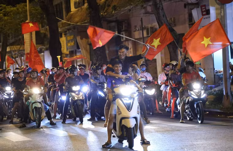 Tuy nhiên, có không ít thanh niên bày tỏ niềm vui chiến thắng bất chấp luật giao thông.