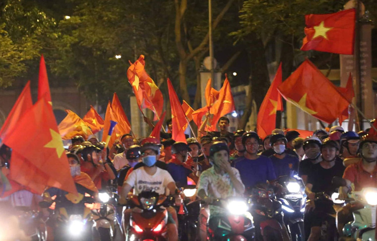 Nhiều người chở 3, 4; không đội mũ bảo hiểm...