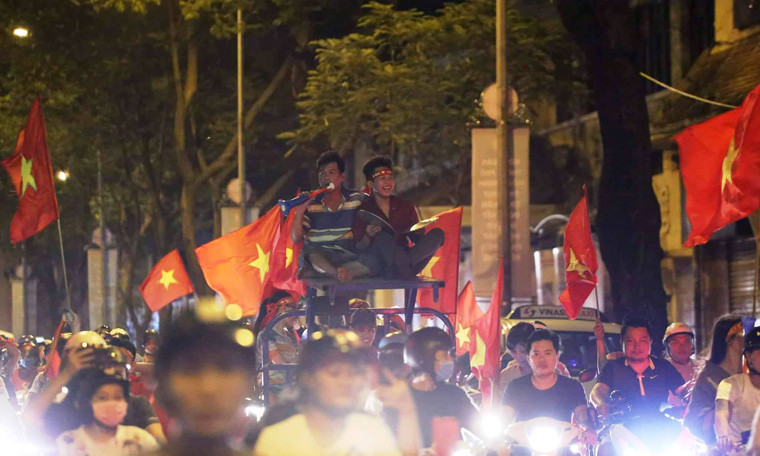 Hàng nghìn người, đa số là giới trẻ đã có một đêm trắng xuống đường mừng chiến thắng lịch sử của đội tuyển Olympic bóng đá Việt Nam.