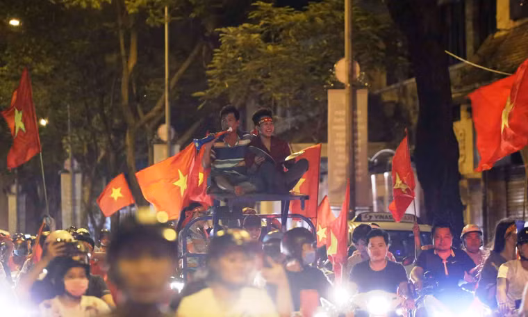 Hàng nghìn người, đa số là giới trẻ đã có một đêm trắng xuống đường mừng chiến thắng lịch sử của đội tuyển Olympic bóng đá Việt Nam.