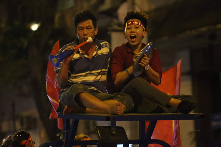 Mừng chiến thắng bằng cách ngồi trên thùng xe bagác máy chạy vòng quanh các tuyến đường ở trung tâm TP HCM.