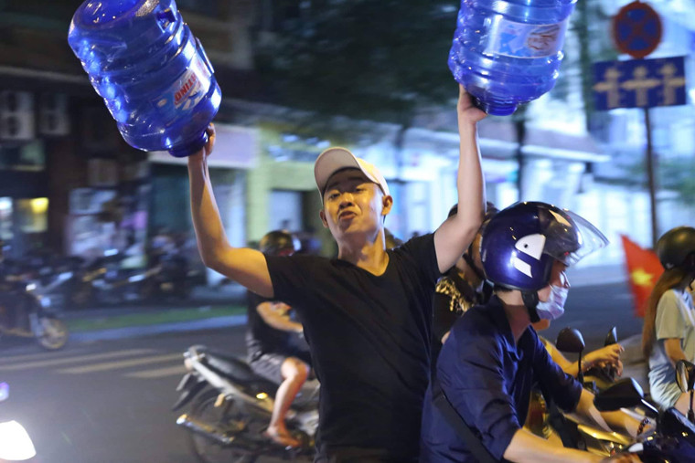 "Việt Nam chiến thắng rồi..."