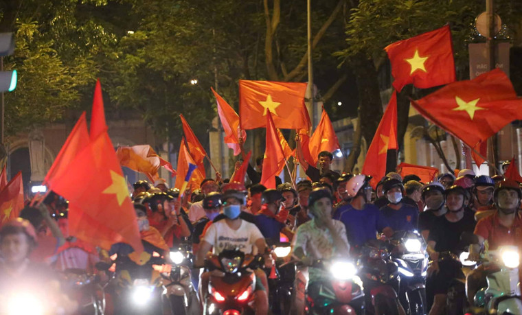 Suốt từ sau khi trận đấu Olympic Việt Nam - Olympic Syria kết thúc với phần thắng về đội tuyển bóng đá Việt Nam trong đêm qua (27/8), cả trung tâm TP HCM như "rung chuyển" bởi lượng người đổ về ăn mừng quá đông.