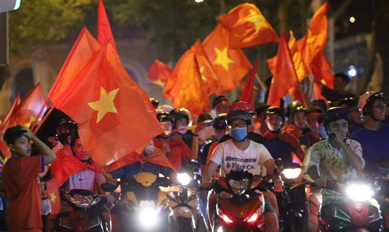 Đến rạng sáng nay (28/8), dòng người đổ về dường như không có dấu hiệu giảm nhiệt.