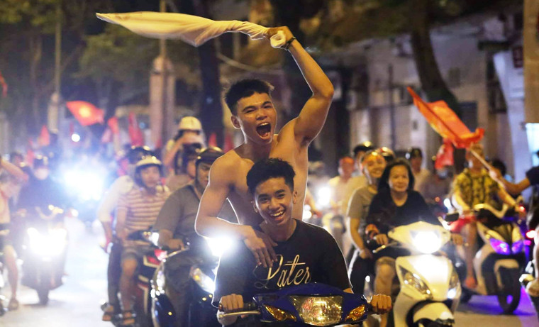 Cảnh ăn mừng khiến nhiều người ngao ngán.