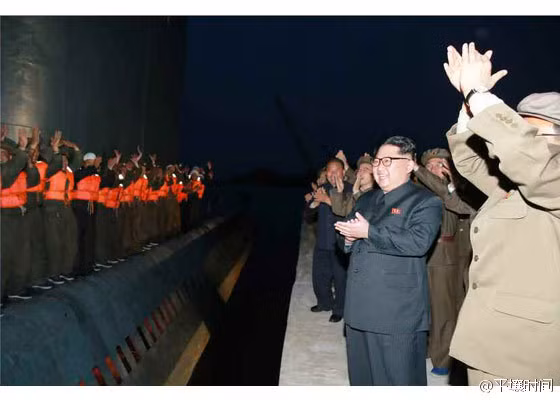 Theo một số nguồn tin, chiếc tàu ngầm thực hiện cuộc phóng do Triều Tiên tự đóng, được phương Tây định danh là lớp Sinpo có lượng giãn nước khoảng 1.000-1.500 tấn, dài chừng 65,5m, có thể triển khai từ 1-2 tên lửa đạn đạo.