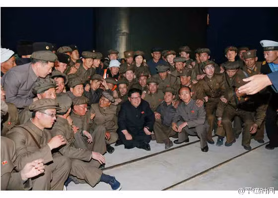 Nhà lãnh đạo Kim Jong-un gặp gỡ thủy thủ đoàn tàu ngầm thực hiện bắn thử tên lửa đạn đạo.