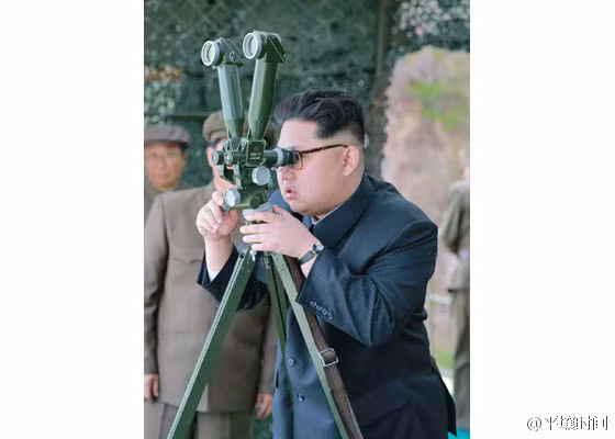 Nhà lãnh đạo Kim Jong-un theo dõi vụ bắn thử từ trên vọng quan sát bờ biển.