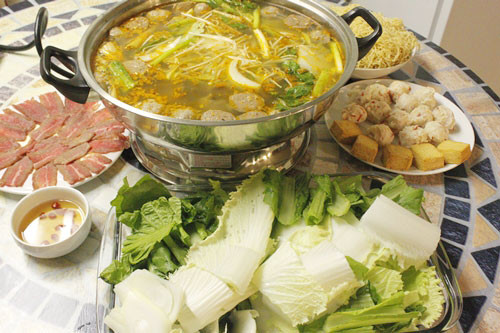 Lẩu bò: Nấu lẩu bò không thể thiếu rau cải thảo; rau cải xanh; rau cần, khế chua và một số loại nấm...