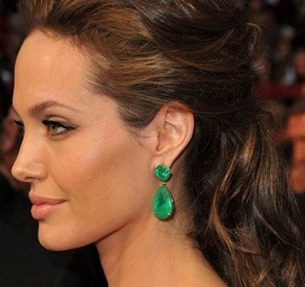 Jolie đeo đôi bông tai cùng nhẫn ngọc lục bảo của hãng Lorraine Schwartz, ước tính nặng tới 115 carat. Đôi hoa tai đã được niêm yết với giá 2,5 triệu USD (60 tỷ đồng).