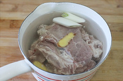 Luộc thịt bò chỉ cần khoảng 20 phút kể từ khi nước sôi là thịt sẽ chín tới.