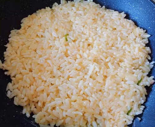 Bước 3: Đặt chảo lên bếp, cho vào một chút dầu ăn và chờ chảo nóng.