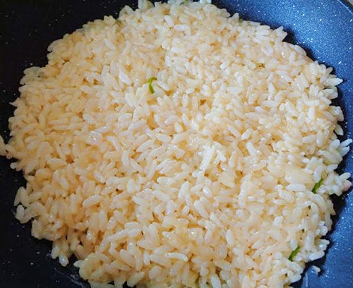 Bước 3: Đặt chảo lên bếp, cho vào một chút dầu ăn và chờ chảo nóng.