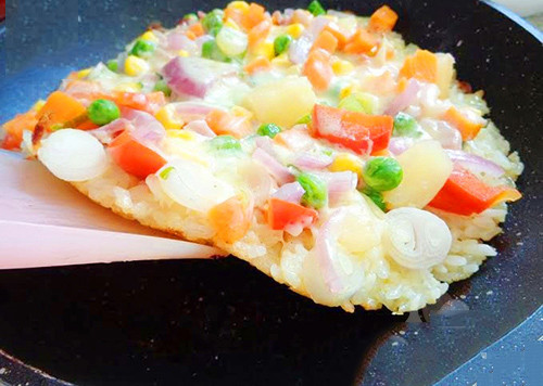 Khi thấy phần cơm dưới đã chín vàng đều, có mùi thơm thì lấy bánh ra đĩa. Tiếp tục làm tương tự cho tới khi hết nguyên liệu.