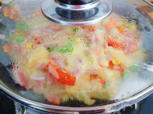 Bước 5: Đậy vung lại và chiên nhỏ lửa trong khoảng 5-7 phút.