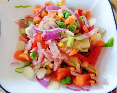 Bước 2: Cho các nguyên liệu còn lại vào bát (trừ phô mai), trộn đều lại với nhau.