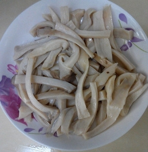 Bước 3: Nấm luộc xong, vớt ra chờ nguội thì xé mỏng vừa ăn. Chuẩn bị hành lá và ớt cắt nhỏ, gừng, đường, giấm và tỏi băm nhuyễn rồi rắc đều lên tô nấm.