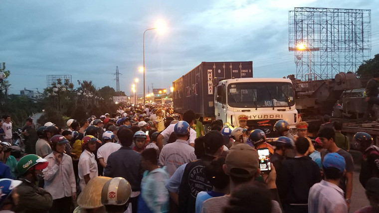 QL1 đoạn qua hiện trường vụ tai nạn kẹt cứng suốt nhiều giờ.