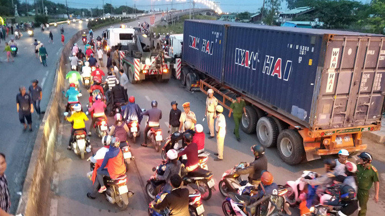 Xe cứu hộ được điều đến hiện trường đưa xe đầu kéo container về cơ quan CSĐT.