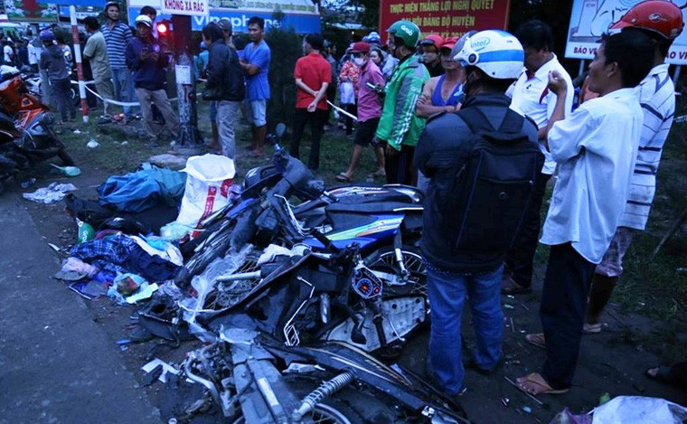 Xe máy của các nạn nhân biến dạng sau vụ tai nạn.