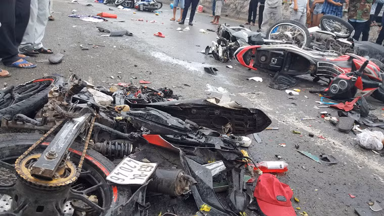 Cảnh tượng hãi hùng sau vụ tai nạn container tông hơn 20 xe máy.