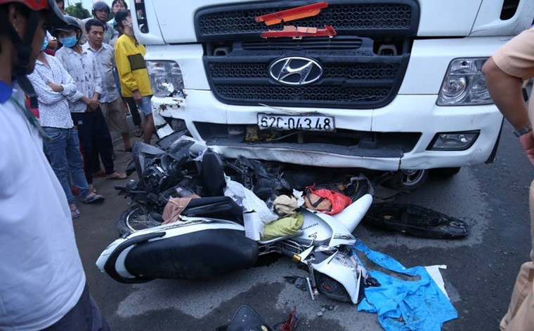 Chiếc xe đầu kéo container do tài xế Phạm Thành Hiếu (sinh năm 1987, ngụ tại Thạnh Đức, Bến Lức, Long An) điều khiển, lưu thông trên QL1 hướng miền Tây đi TP HCM đến giao lộ nói trên đã tông hàng loạt phương tiện đang dừng chờ đèn đỏ.