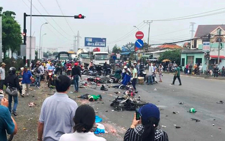 Anh Nguyễn Hoàng M., một người trong số những người dừng chờ đèn đỏ tại giao lộ Bình Nhựt, huyện Bến Lức may mắn thoát chết kể lại: "Tôi và nhóm bạn về quê ở Tiền Giang dịp nghỉ Tết dương lịch. Sau đó mọi người dự tính trở lại TP HCM chiều 2/1 cho đỡ đông người, kẹt xe. Đến hơn 15h cùng ngày khi đến giao lộ này thì xảy ra tai nạn thảm khốc".