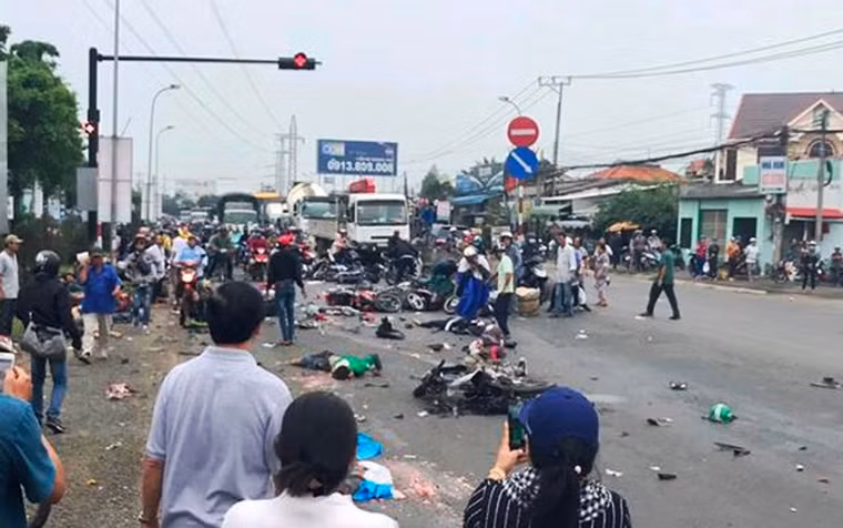 Anh Nguyễn Hoàng M., một người trong số những người dừng chờ đèn đỏ tại giao lộ Bình Nhựt, huyện Bến Lức may mắn thoát chết kể lại: "Tôi và nhóm bạn về quê ở Tiền Giang dịp nghỉ Tết dương lịch. Sau đó mọi người dự tính trở lại TP HCM chiều 2/1 cho đỡ đông người, kẹt xe. Đến hơn 15h cùng ngày khi đến giao lộ này thì xảy ra tai nạn thảm khốc".