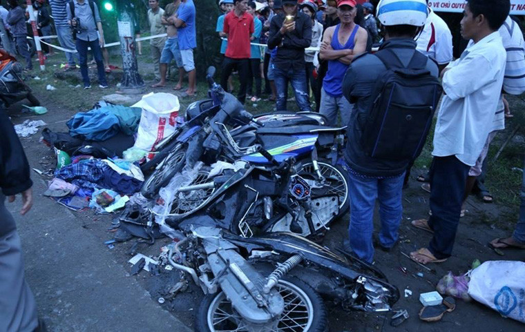 Nhiều nạn nhân còn treo hành lý, quà quê trên xe trong chuyến trở lại TP HCM sau kỳ nghỉ Tết dương lịch.