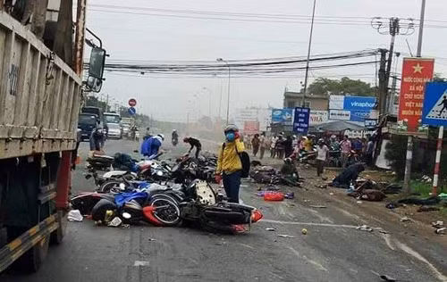 Hai hung hien truong container “ui” nhieu xe may, hon 20 nguoi thuong vong-Hinh-3