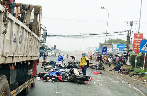 Tai nan kinh hoang container “ui” 18 xe may, hang chuc nguoi thuong vong
