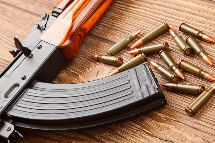 Cỡ đạn 5,45mm nhỏ hơn, đồng nghĩa người lính sẽ mang được nhiều đạn hơn so với cỡ đạn 7,65mm dù phải chịu cùng một trọng lượng đạn dự trữ như nhau. Ngoài ra, cỡ đạn nhỏ hơn cũng cho độ chính xác cao hơn khi khai hoả ở tốc độ cao.