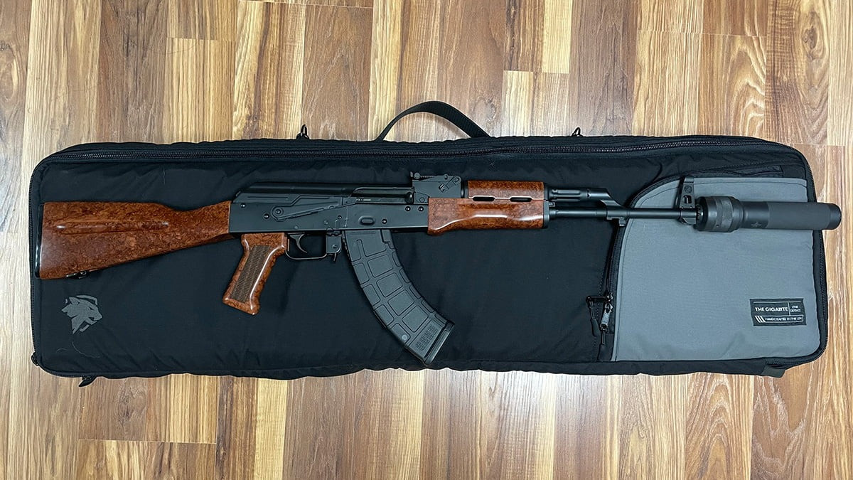 Trong một cuộc đối đầu, AK-47 sẽ có lợi thế hơn bởi nó sử dụng đạn cỡ lớn hơn, dễ dàng triệt hạ các rào chắn. Nó có thể bắn phá gạch, gỗ, kính và các vật liệu khác không chút khó khăn.