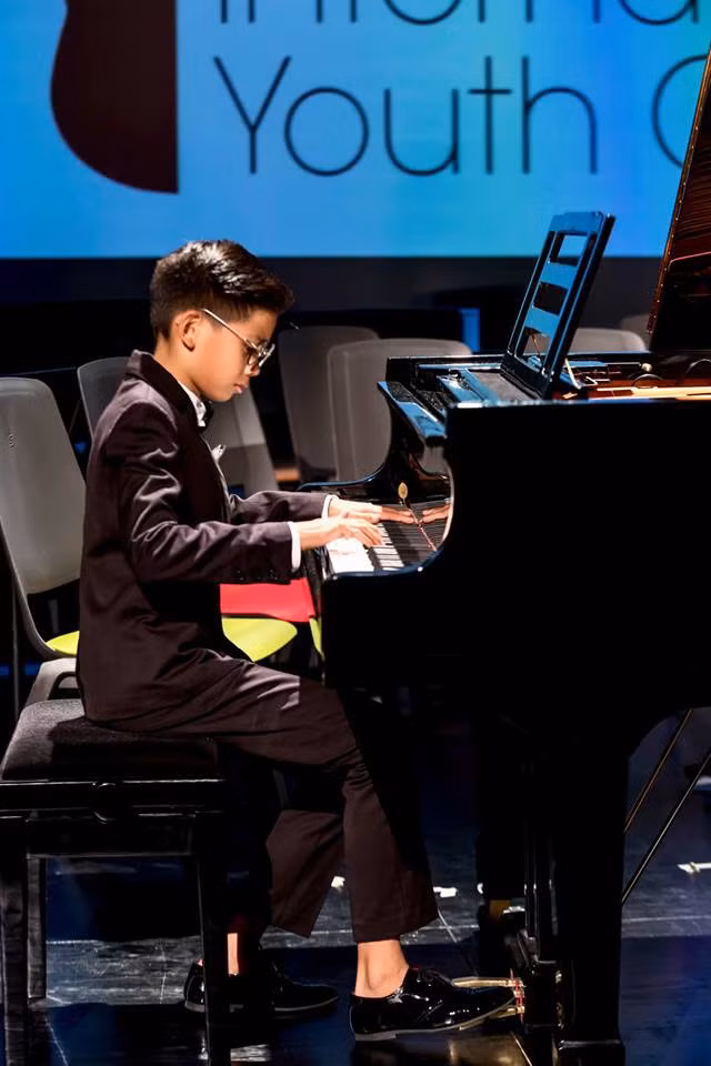 Cậu bé thường xuyên được biểu diễn trong những buổi hoà nhạc lớn nhỏ trong và ngoài nước.