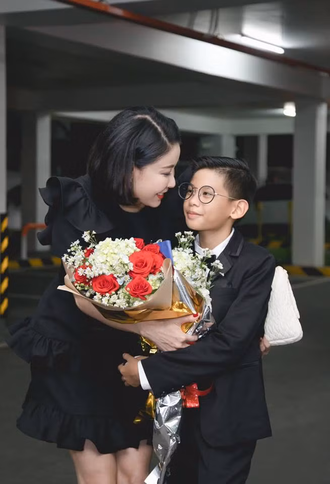 Tuy còn trẻ tuổi nhưng Vương Khang đã thể hiện năng khiếu của mình rất rõ rệt với âm nhạc.