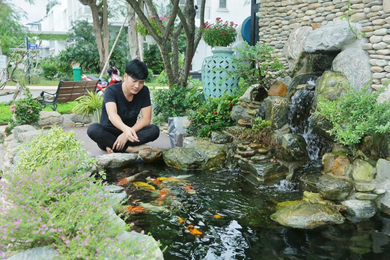 Trước đây, gia đình Quách Thành Danh sinh sống tại căn biệt thự 10 tỷ đồng được xây dựng vào năm 2009, toạ lạc tại khu dân cư phường Tân Quy, quận 7, TP HCM. Đây là cơ ngơi giọng ca "Tôi là tôi" tích góp xây dựng sau hơn 20 năm ca hát.