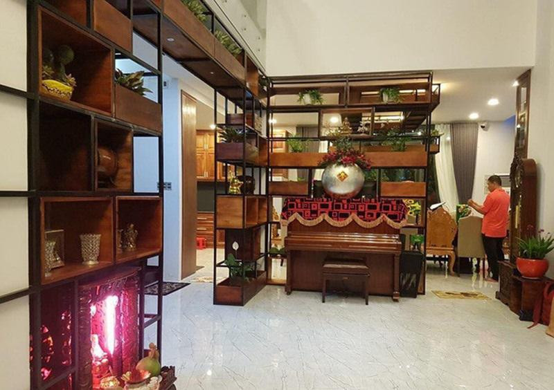 Trong nhà chàng ca sĩ thiết kế một hồ cá koi. Khi không chạy show, anh thích ở nhà cho cá ăn và nhìn chúng bơi lội tung tăng, tranh nhau đớp mồi.