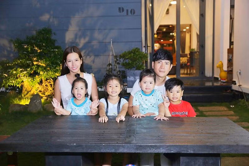 Mỗi chiều gia đình nam ca sĩ thường ra đây hóng gió, ngắm cảnh.