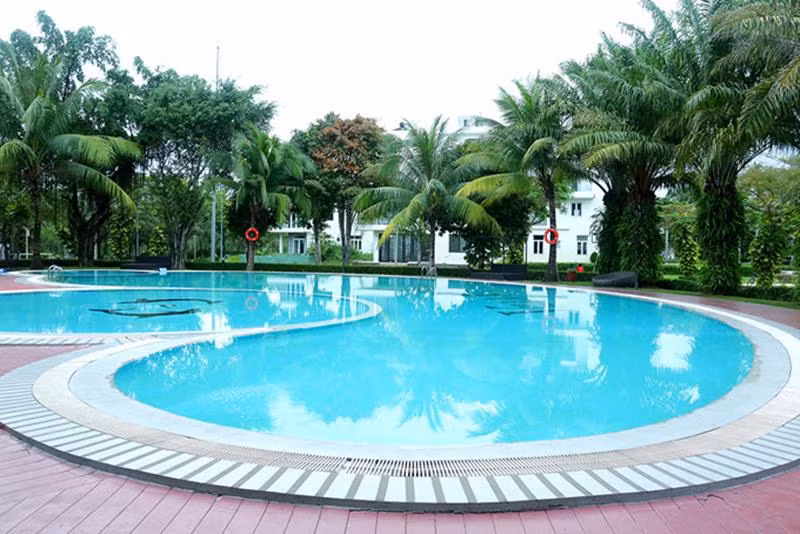 Quách Thành Danh cho biết, căn biệt thự sau hoàn thiện có giá trị 20 tỷ đồng, được thiết kế theo phong cách nhà phố hiện đại với tông màu kem. Bên cạnh đó, căn nhà có khoảng sân vườn khá rộng được trang bị hồ bơi, khu vui chơi dành riêng cho trẻ em.