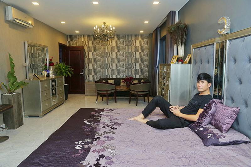 Phòng ngủ của vợ chồng anh ấm cúng hơn, cuối tuần nếu thích các con có thể sang ngủ cùng bố mẹ.