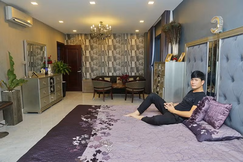 Phòng ngủ của vợ chồng anh ấm cúng hơn, cuối tuần nếu thích các con có thể sang ngủ cùng bố mẹ.