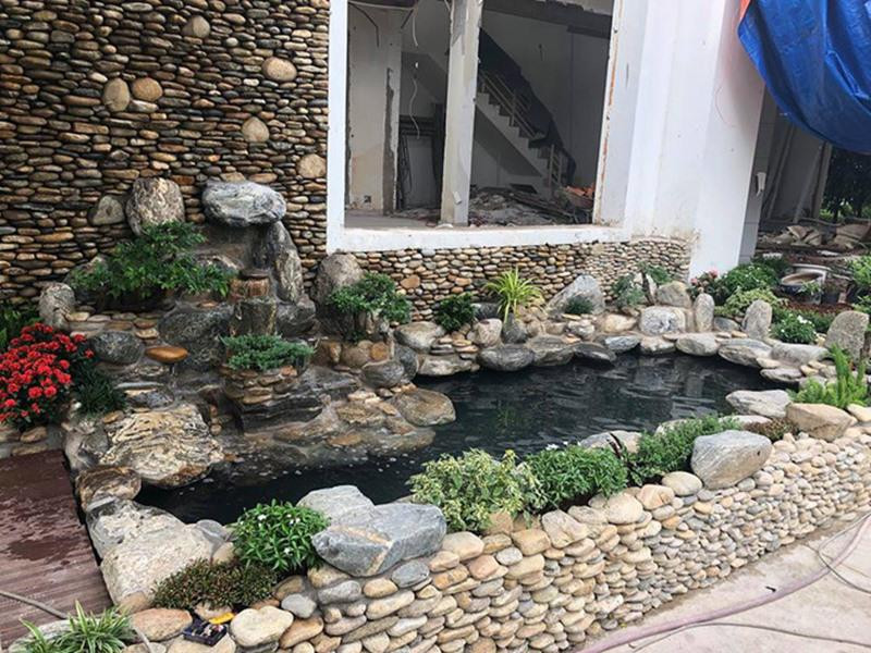 Vì thế khi xây anh định chọn căn nhà mới 20 tỷ này làm chốn nghỉ dưỡng cuối tuần. Thế nhưng, sau đó, thấy môi trường thoáng đãng, có hồ bơi, sân cát nhân tạo... cho các con vui đùa, vợ chồng anh quyết định về đây ở hẳn.