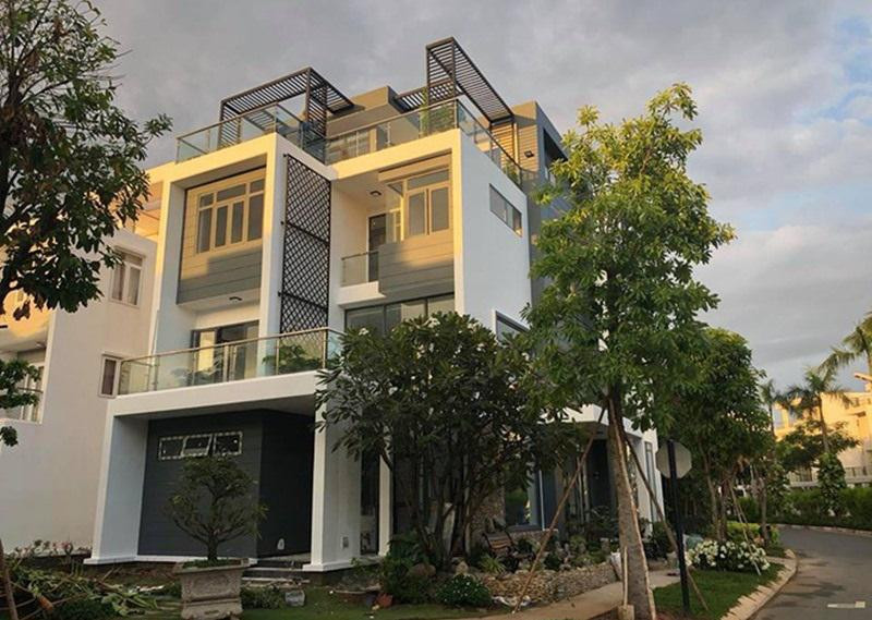 Nhà mới của Quách Thành Danh gồm 2 mặt tiền, xây dựng một trệt, hai lầu, một tầng lửng và sân thượng. Căn nhà gồm 5 phòng ngủ, một phòng khách, một bếp, một phòng ăn, quầy bar và phòng karaoke riêng.