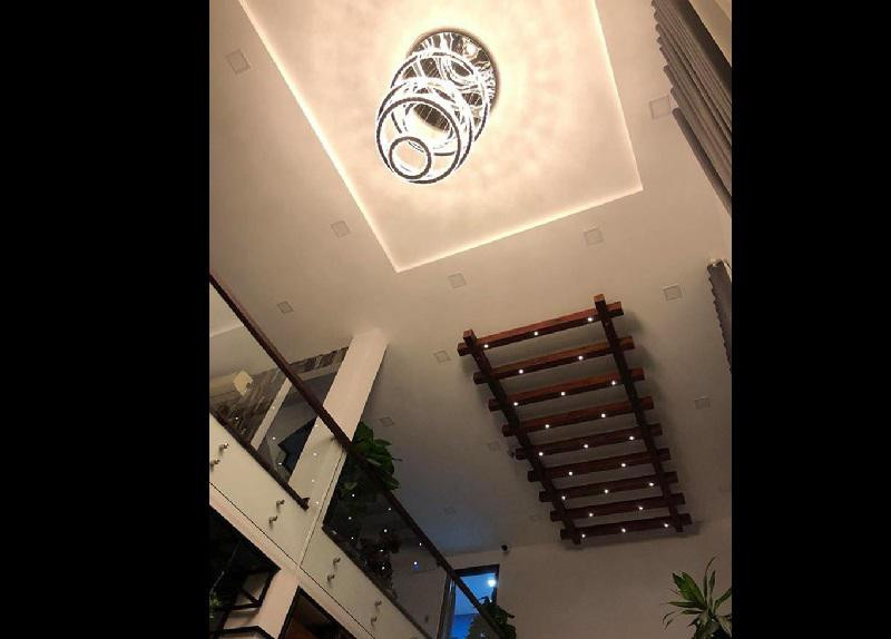 Ngoài việc tất bật chạy show, Quách Thành Danh còn kinh doanh bất động sản và spa làm đẹp. Anh cho hay, công việc ca hát mang lại cho anh nguồn thu nhập chính nhưng anh vẫn muốn tạo cho bản thân nhiều cơ hội mới trong tương lai.