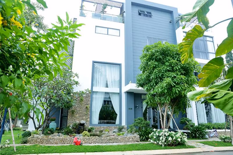 Biệt thự mang phong cách hiện đại với sân vườn bao quanh. Khu vực này được bảo vệ 24/24.