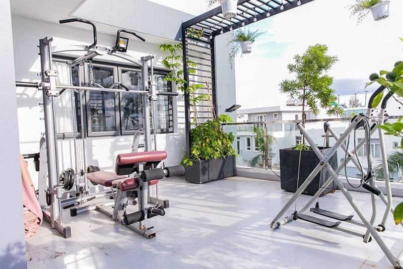 Một góc khác của biệt thự 20 tỷ của Quách Thành Danh được anh dùng làm chỗ luyện tập thể thao vừa giữ vóc dáng vừa thoải mái tinh thần.