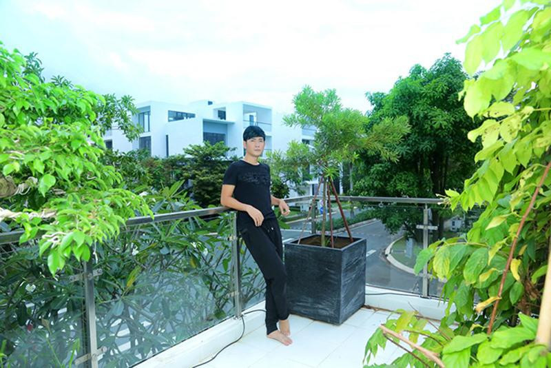 Ban công nhà anh cũng trồng nhiều cây xanh.