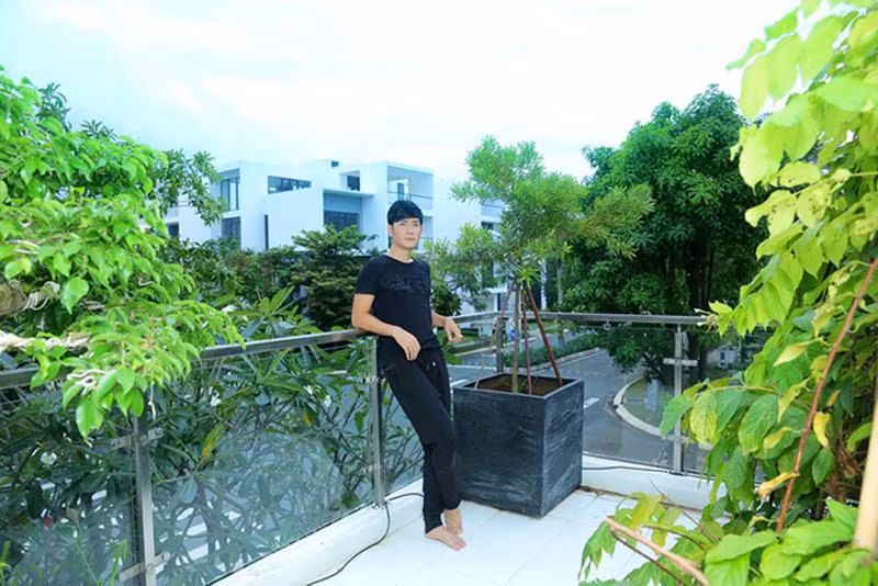 Ban công nhà anh cũng trồng nhiều cây xanh.